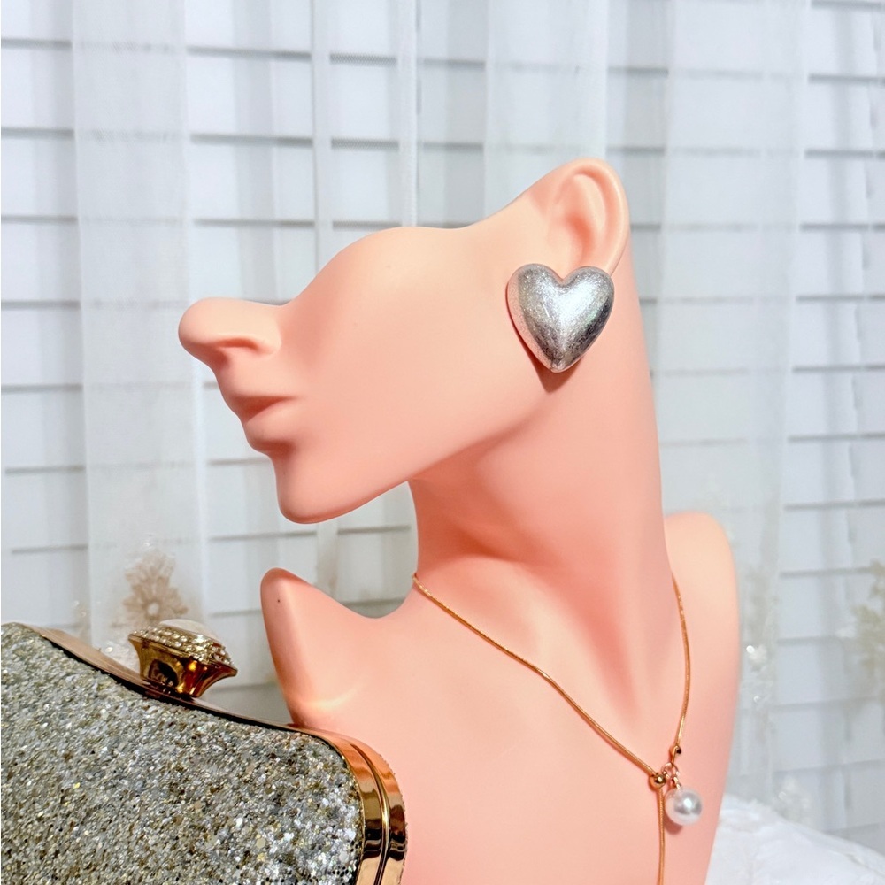 ⚜️ Silver Heart Shaped Earrings - Picture 3 of 8